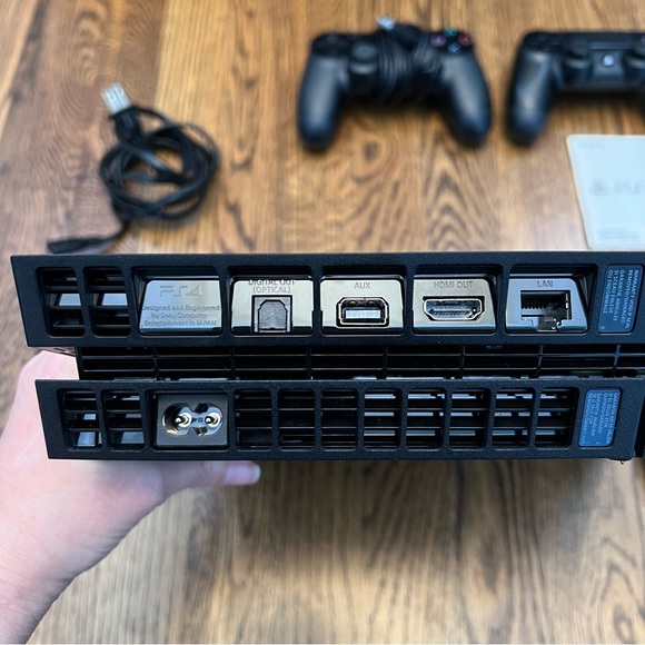 SONY PlayStation PS4 Model CUH-1215A Console with 2 controllers and 2 games - Picture 5 of 12